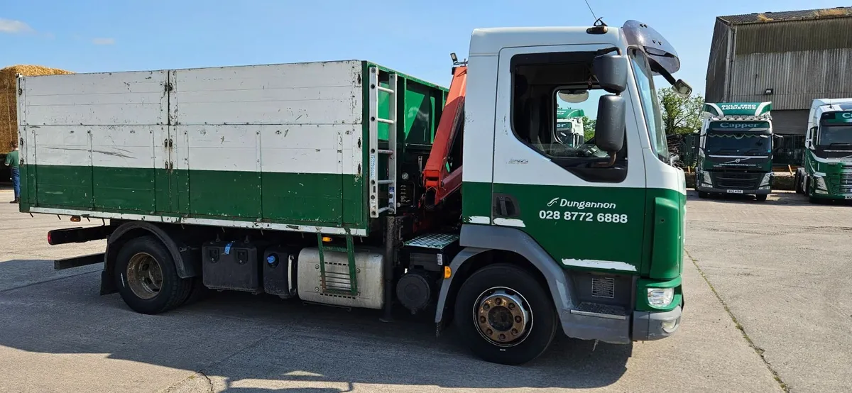 DAF 2016 tipper rigid with crane - Image 2
