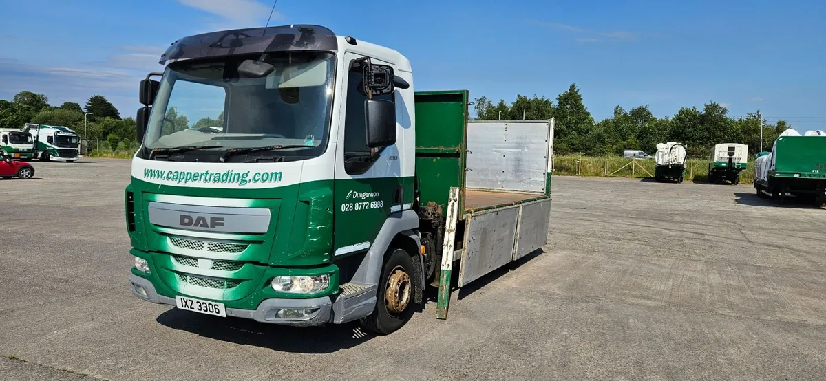 DAF 2016 tipper rigid with crane - Image 1