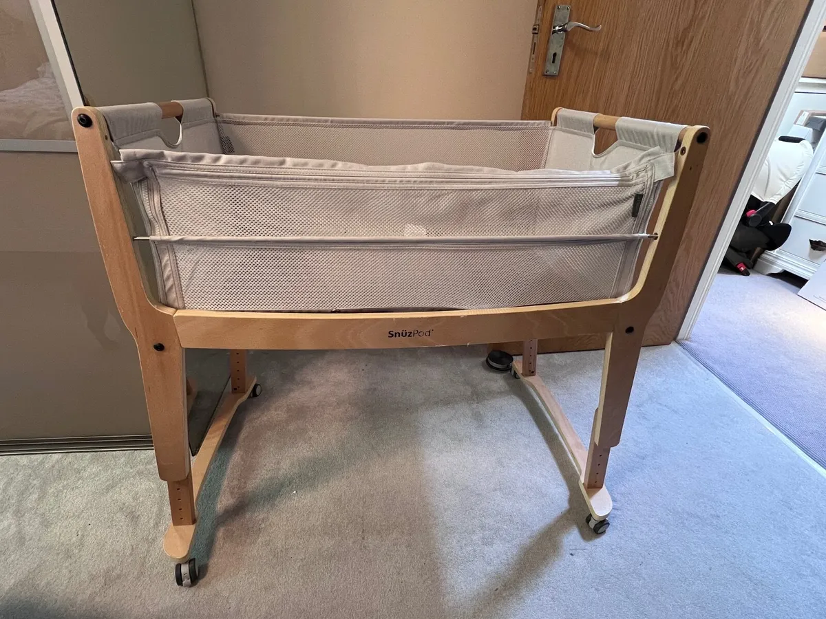 Baby bedside cot
