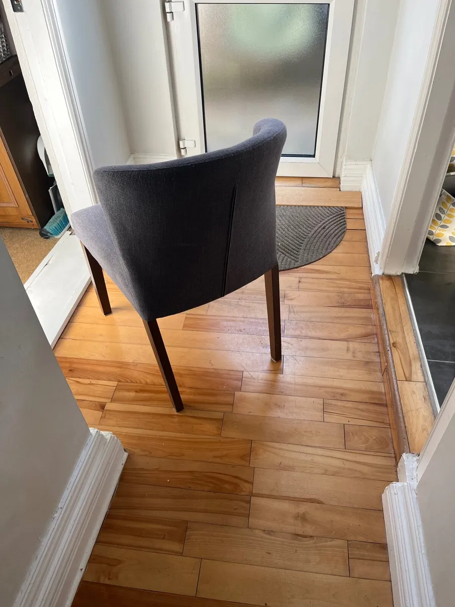Kitchen table and chairs - Image 1