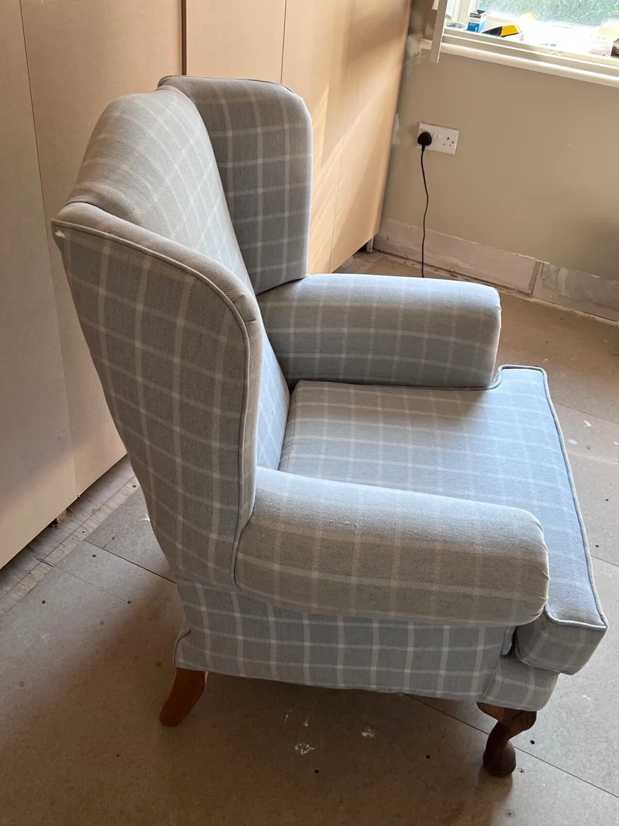Elegant Armchair - Image 1
