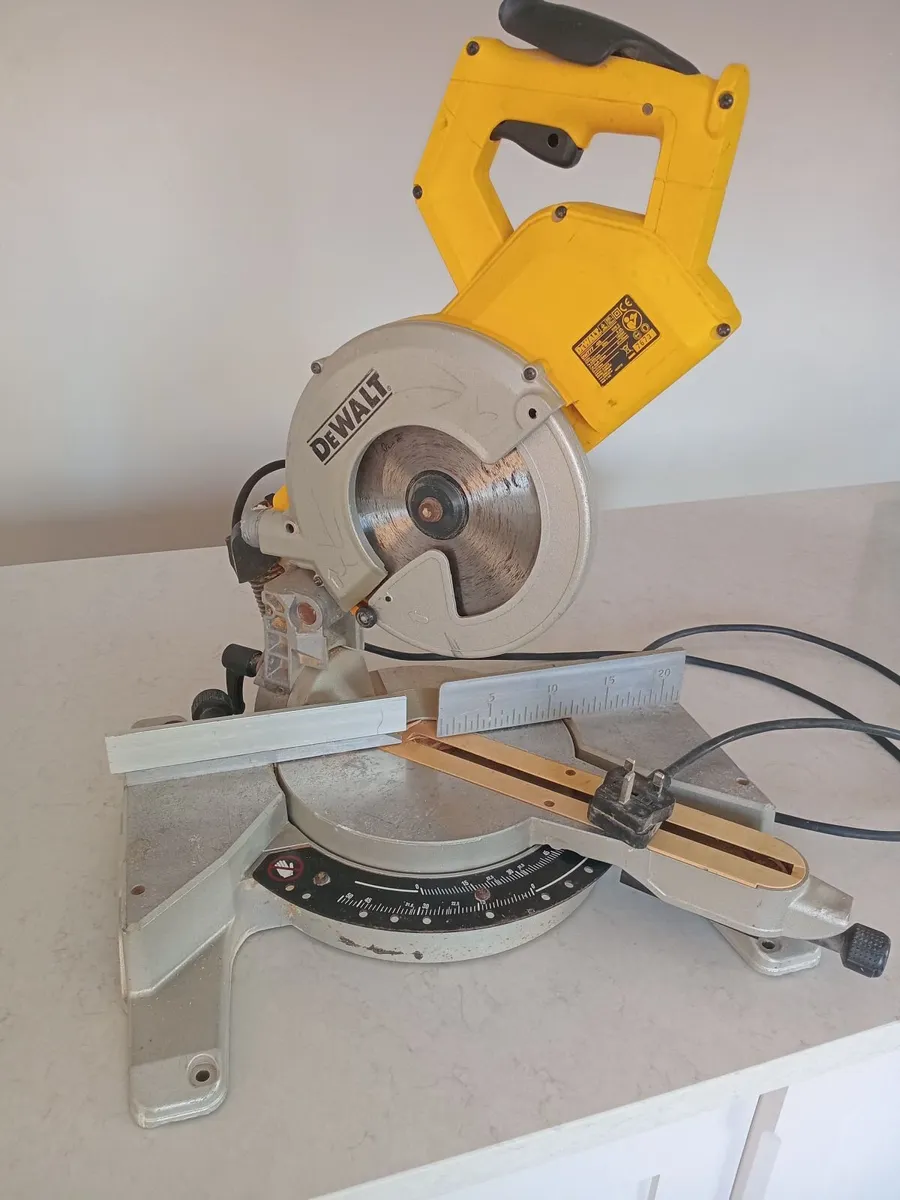 Dewalt mitre saw - Image 3