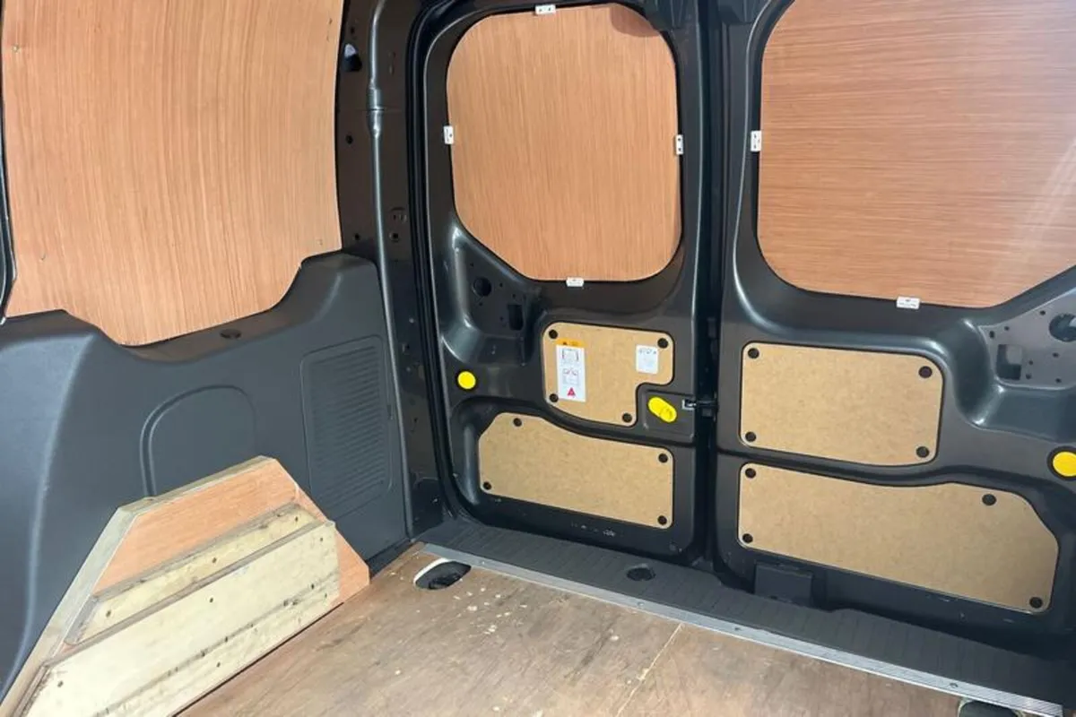 Ford Transit Connect LIMITED - Image 4