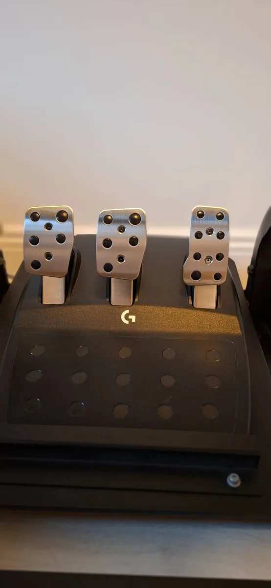 *Logitech G923 Racing Wheel & GT Stand – Like New* - Image 4