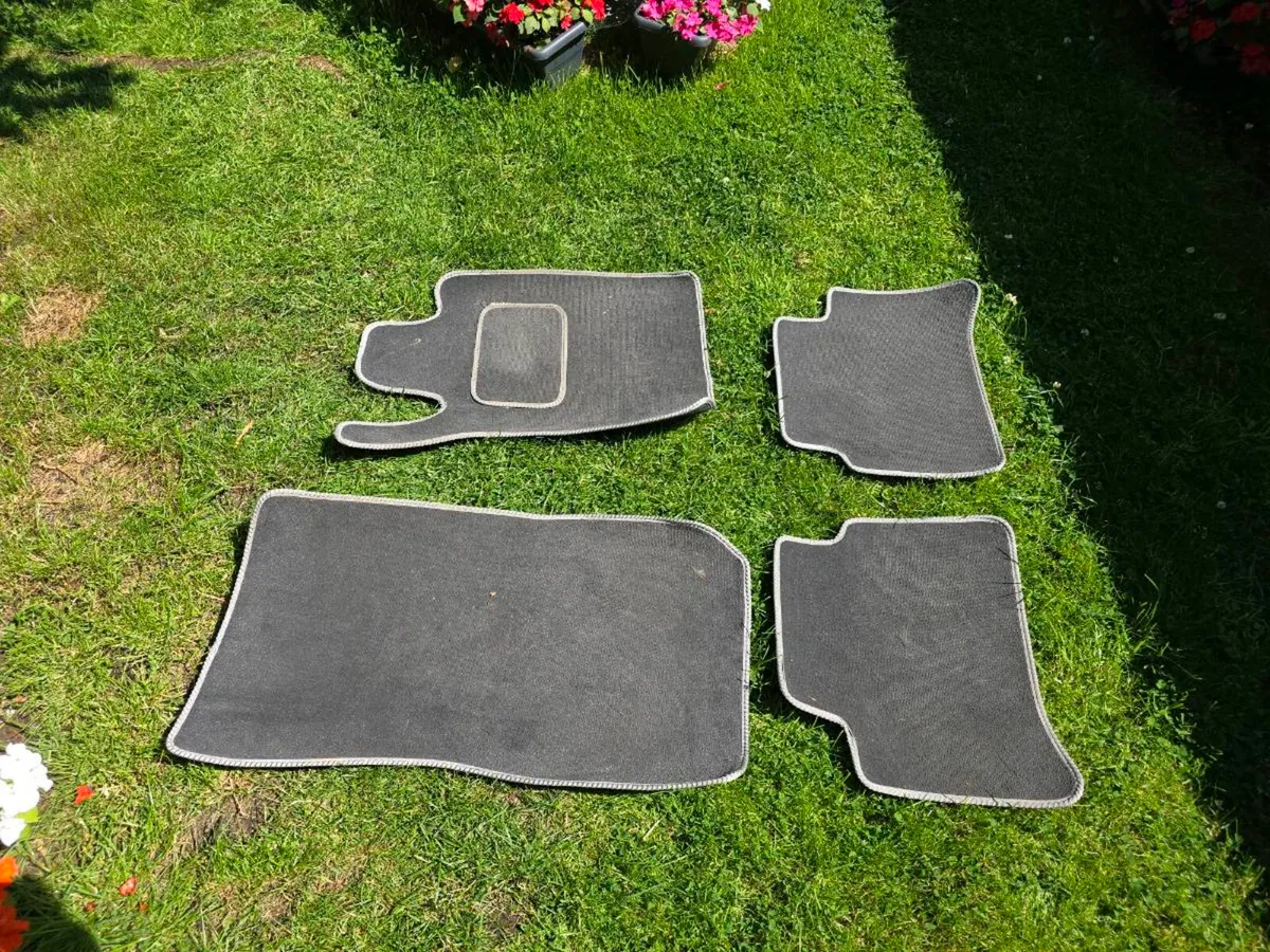 Car Mats(MERCEDES e200 w211 )