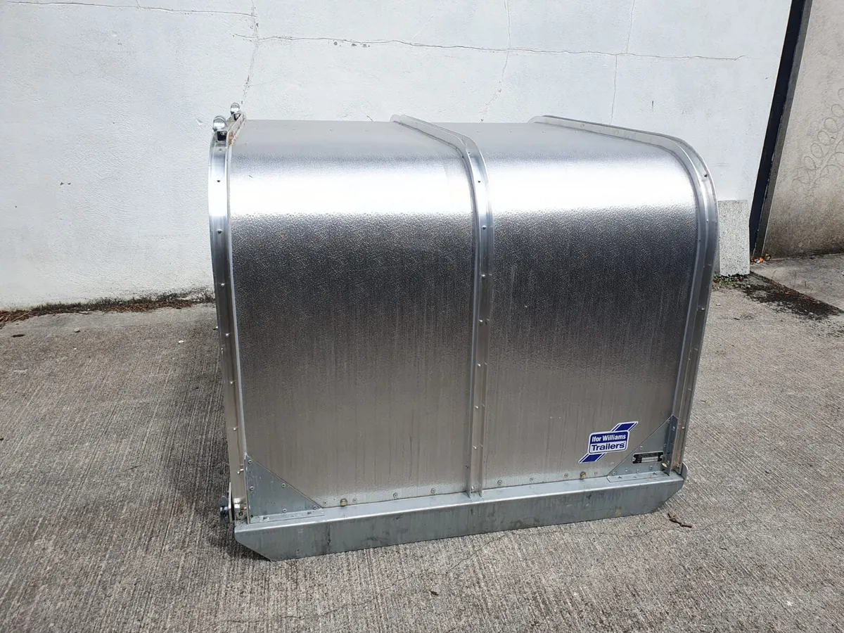 T100 New John Deere Gaiter Canopy Ifor Williams - Image 1