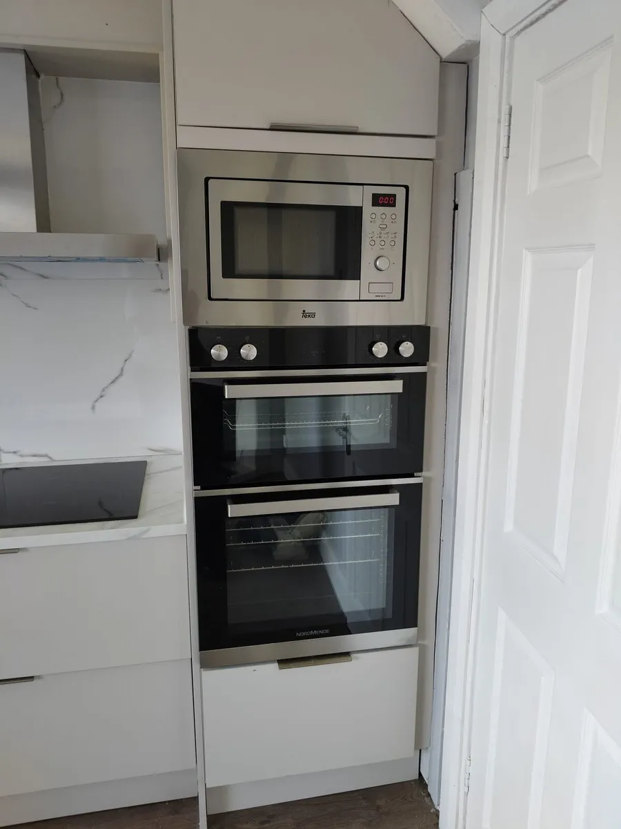 Kitchen with integrated appliances - Image 4