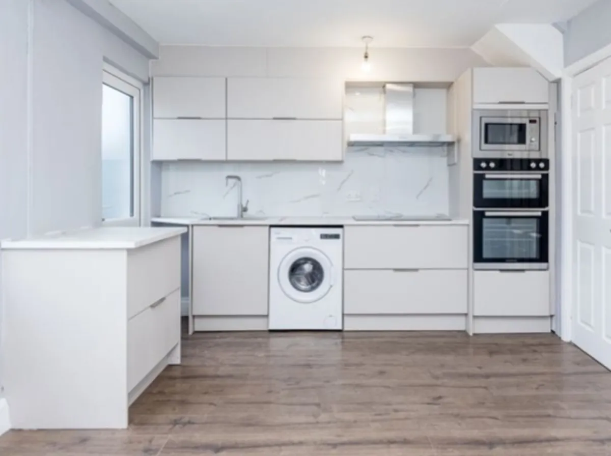 Kitchen with integrated appliances - Image 1