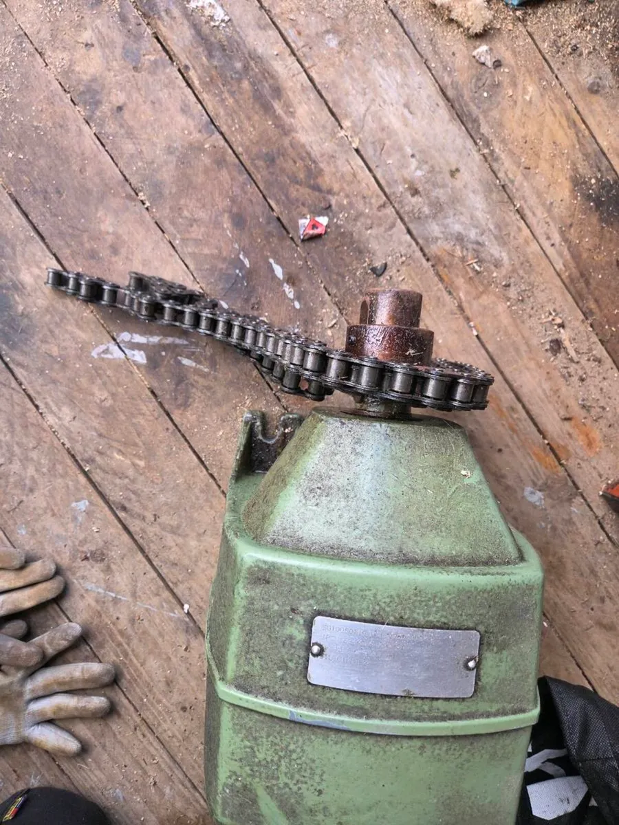 Motor and gearbox - Image 1