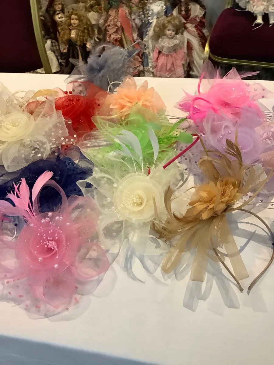 Job lot of hair fascinators. - Image 2