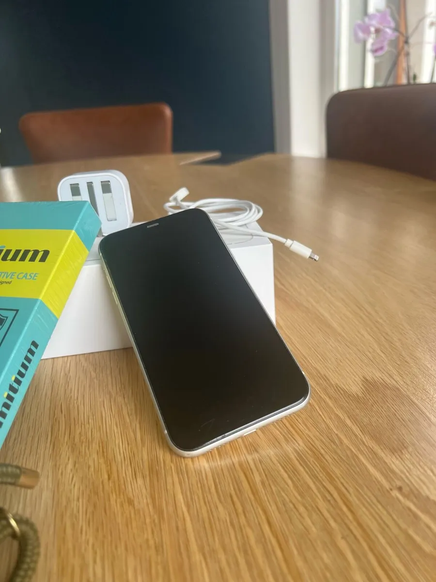 iPhone 11 in very good condition - Image 2