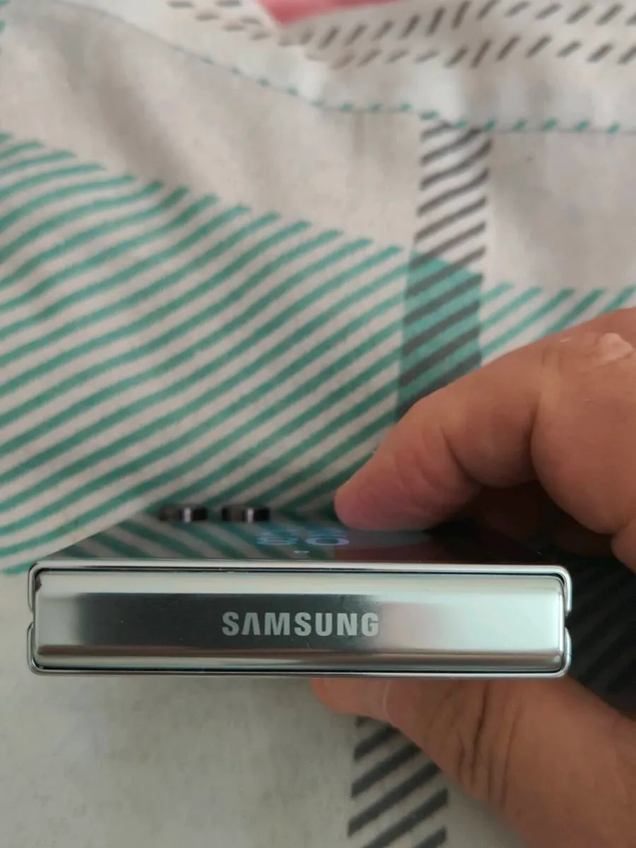 Samsung Flip 5 unlocked duel sim - Image 3