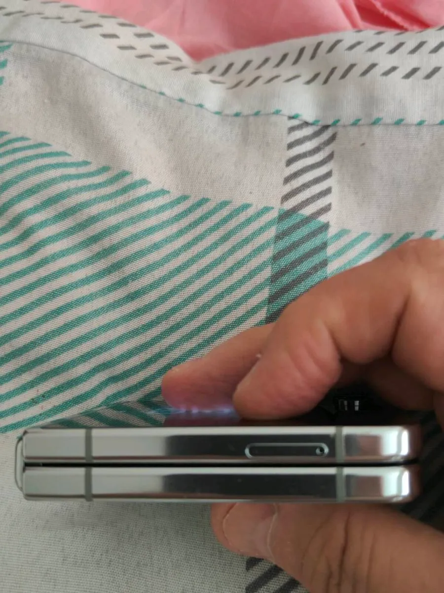 Samsung Flip 5 unlocked duel sim - Image 4