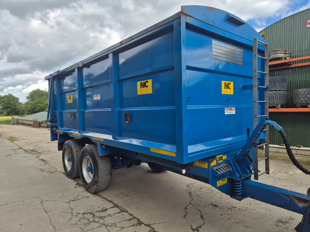 NC 18ft grain trailer. Hydraulic door.  Cover - Image 4