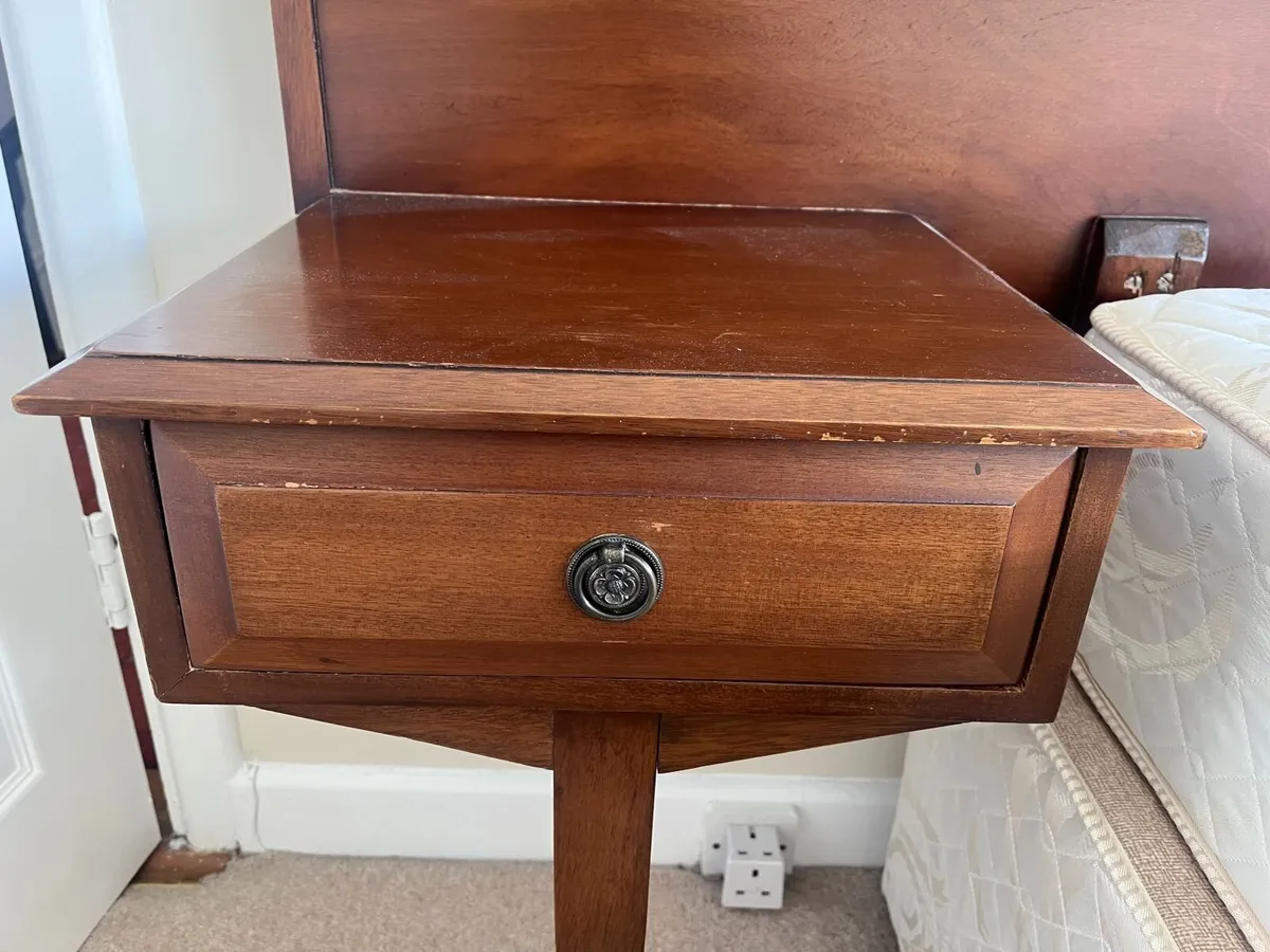 Mahogany headboard and built in bedside lockers - Image 3