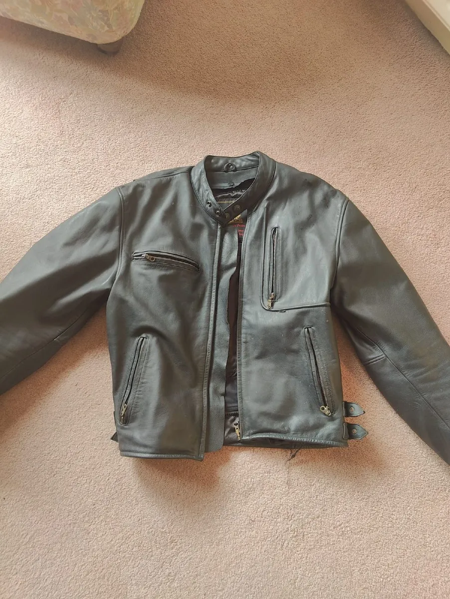 Garage clean out ,lots of old bike stuff - Image 1