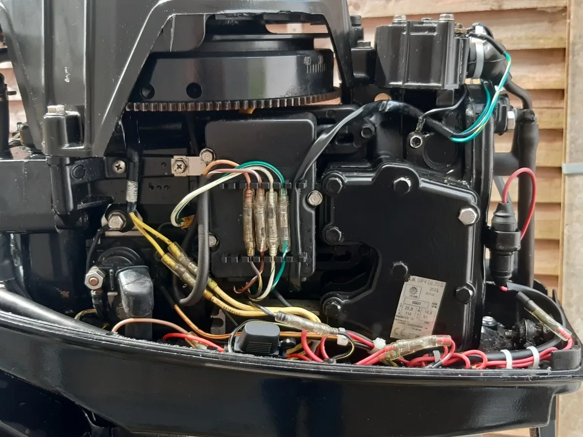 25hp 2 mariner outboard on hold deposit taken - Image 2