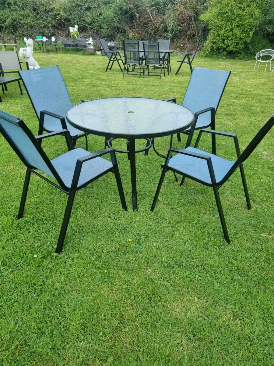 Garden chairs and table - Image 1