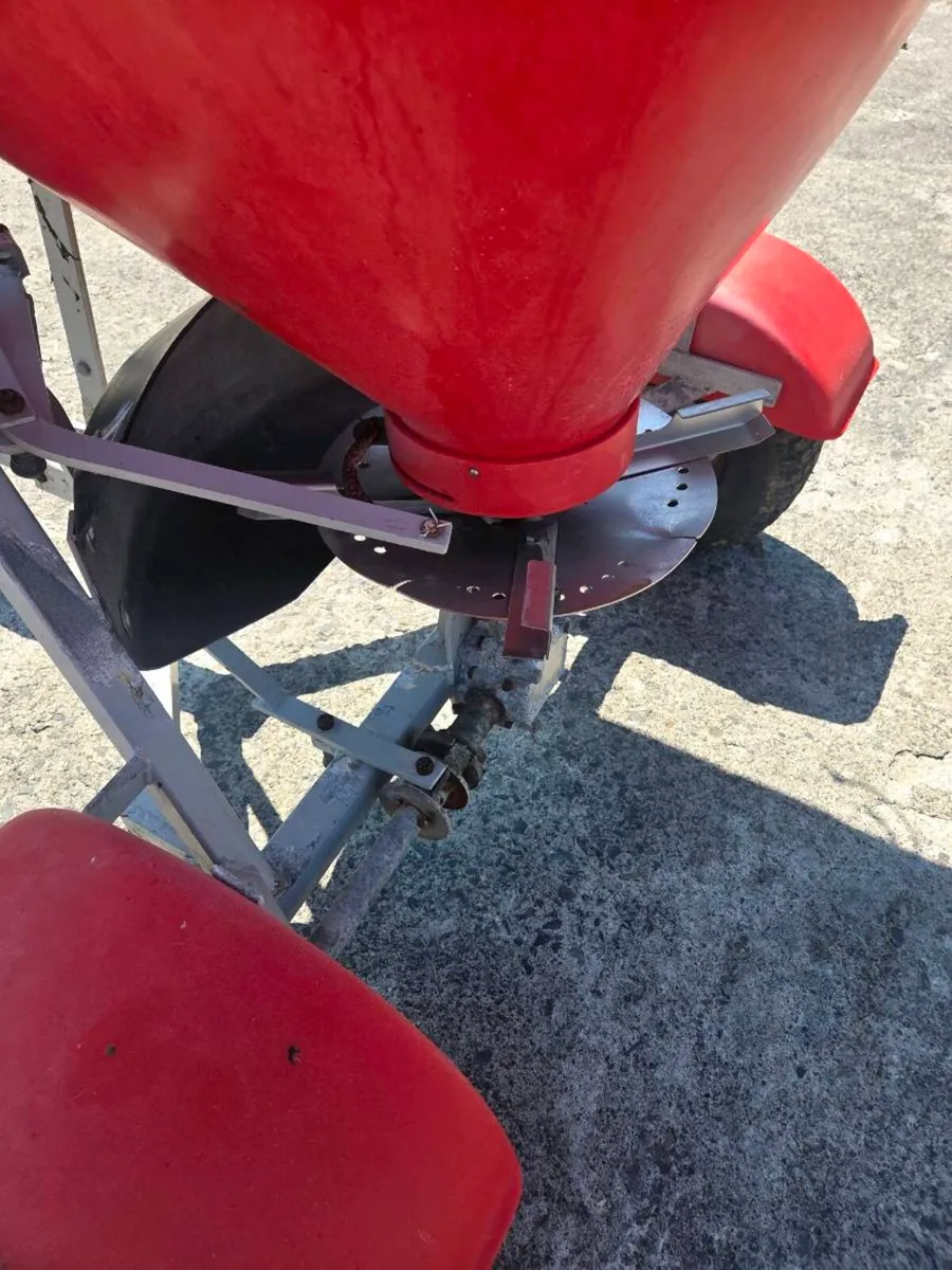 Quad fertiliser Spreader - Image 4