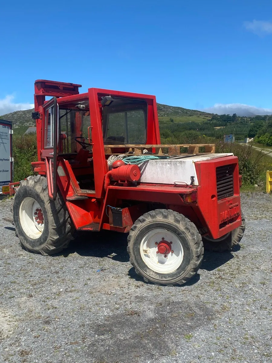 Rough terrain forklift - Image 1