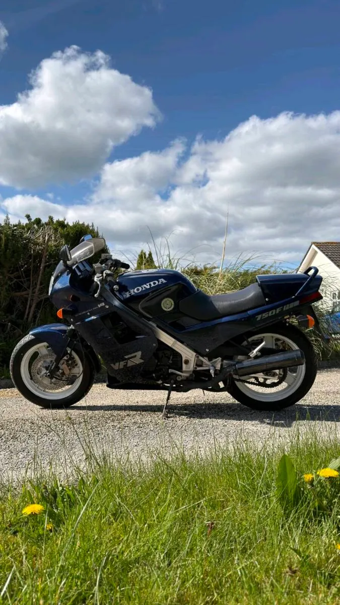 Honda VFR750F - Image 1