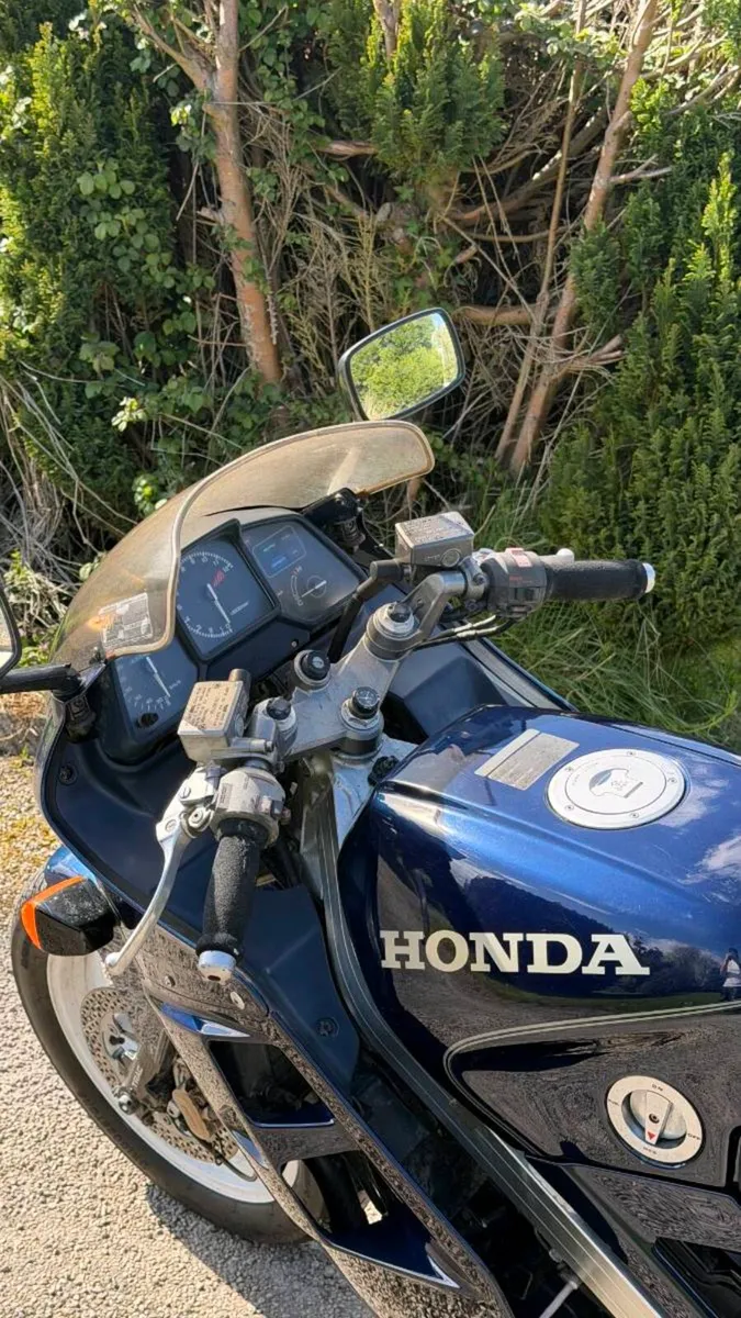 Honda VFR750F - Image 2