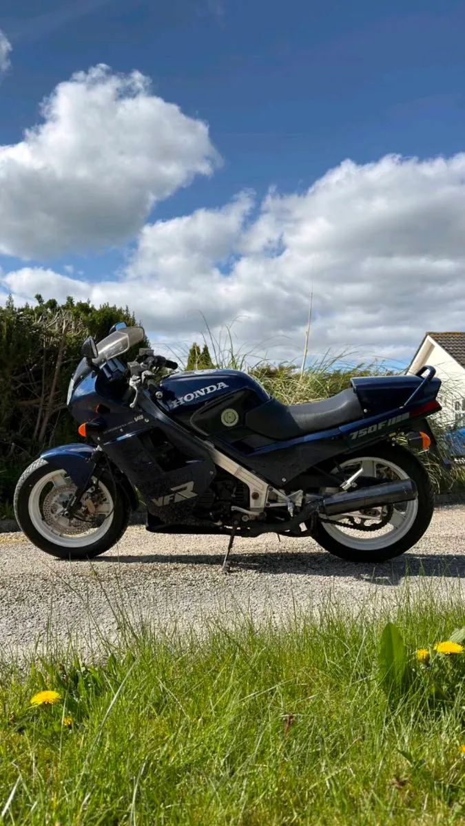 Honda VFR750F - Image 3