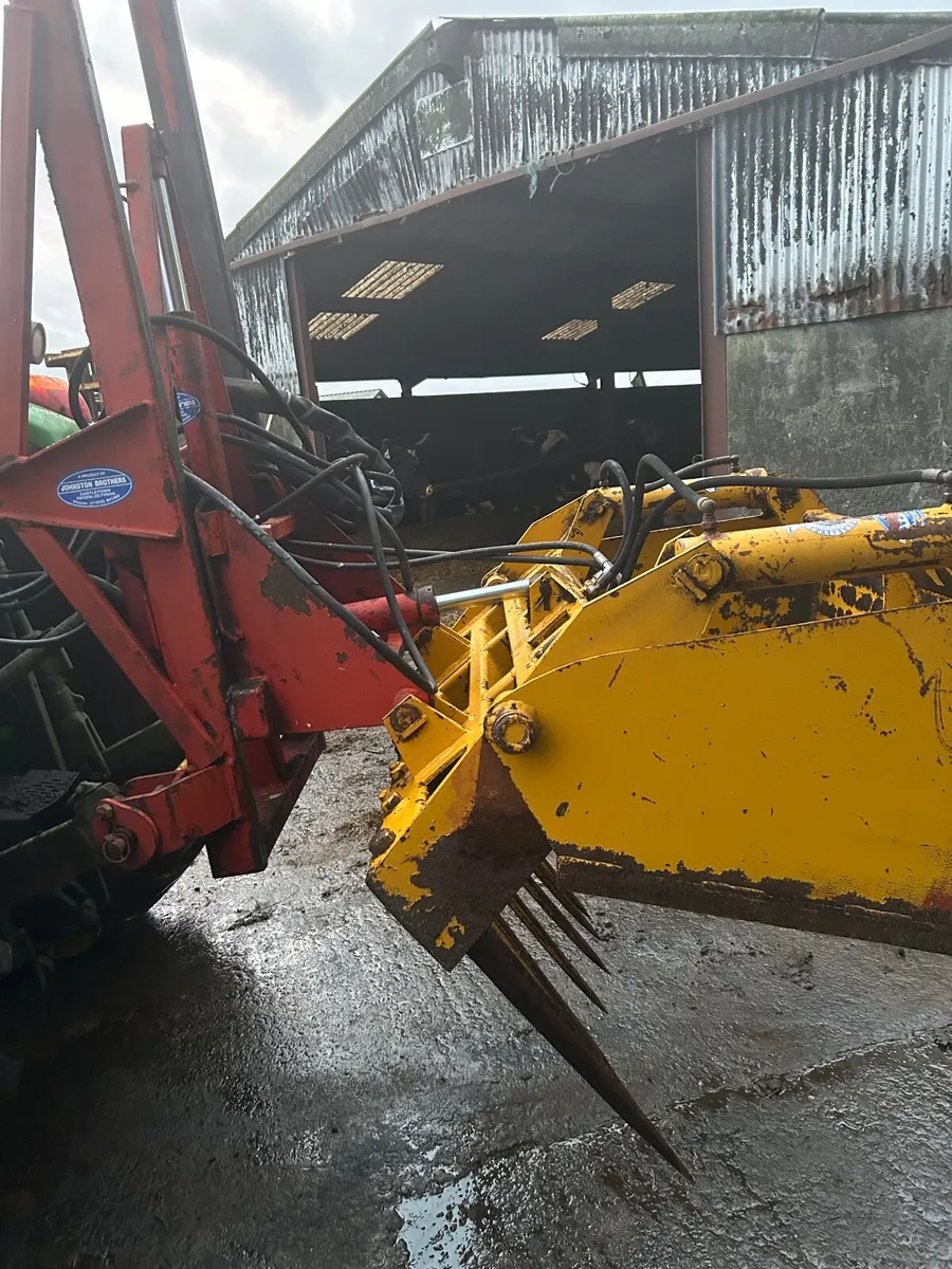 Tractor hoist - Image 1