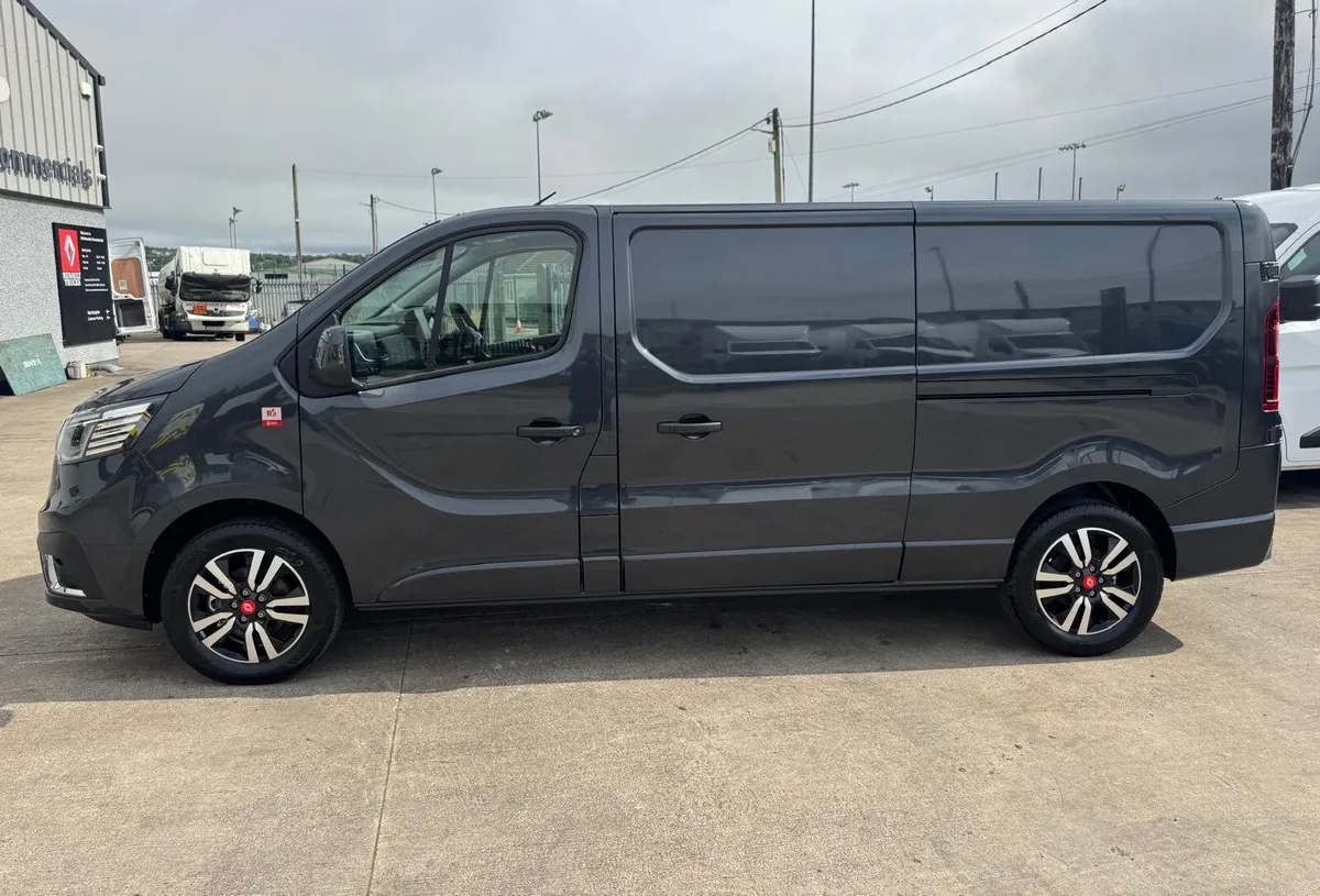 Renault Trafic manual red edition exclusive - Image 2