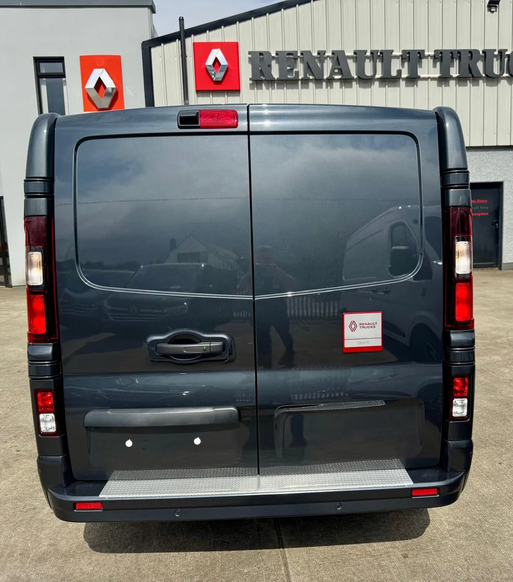 Renault Trafic manual red edition exclusive - Image 4