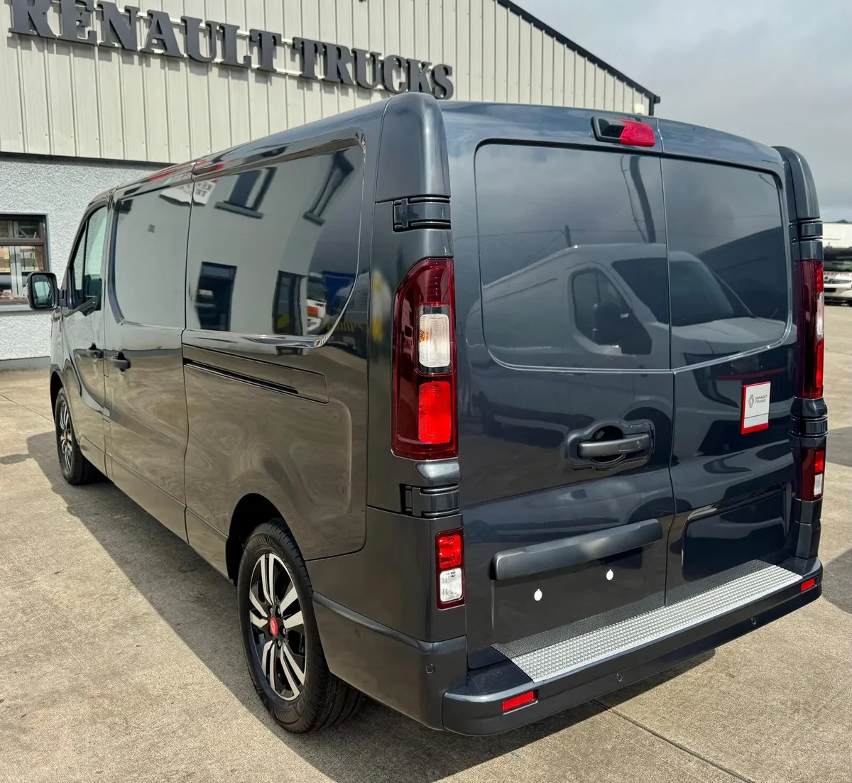 Renault Trafic manual red edition exclusive - Image 3