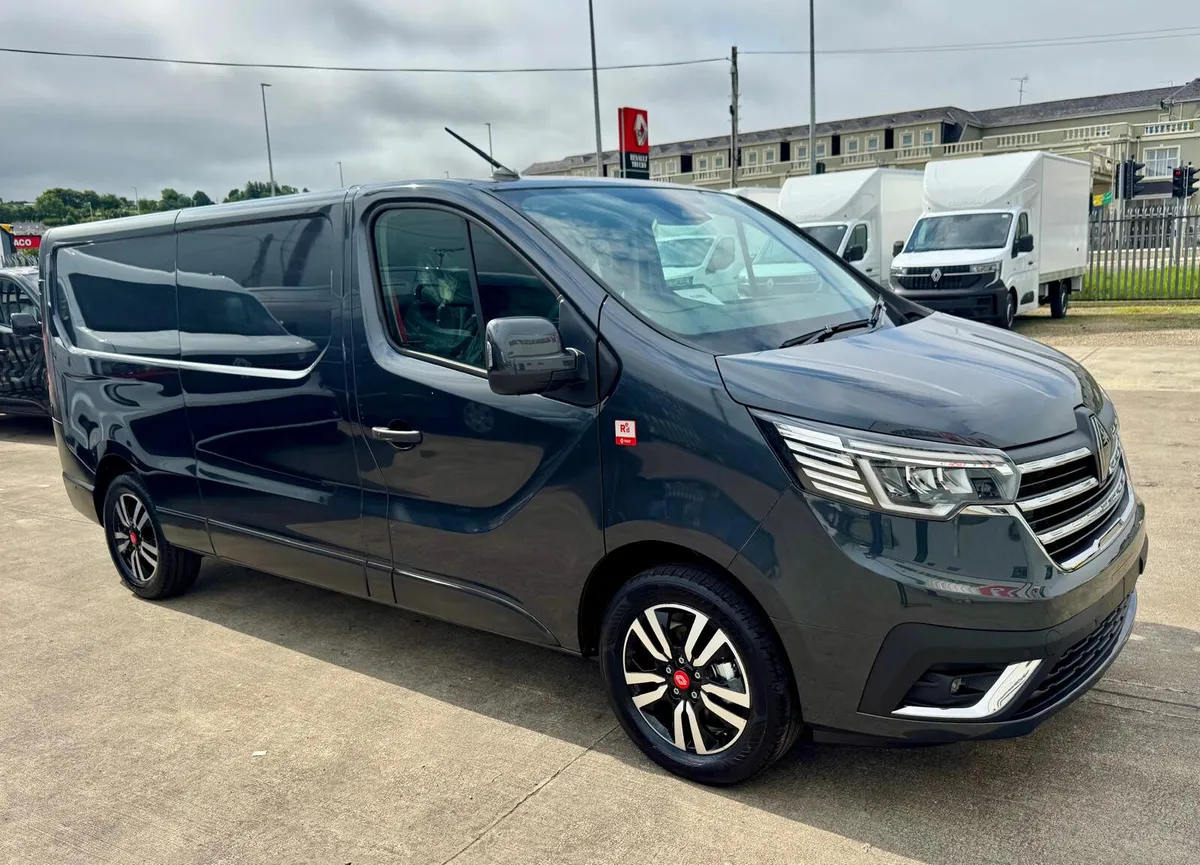 Renault Trafic manual red edition exclusive - Image 1
