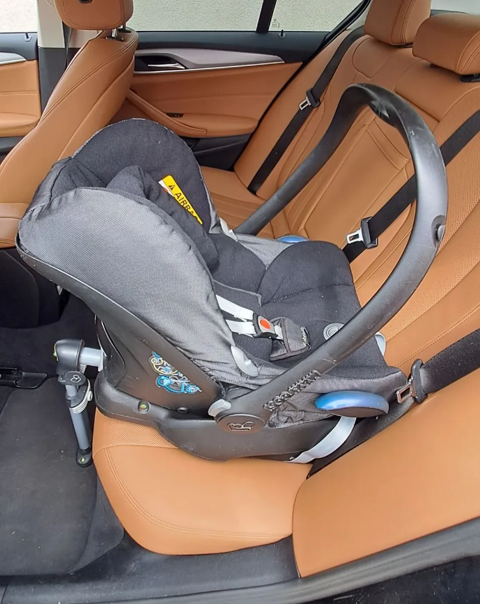 Maxi Cosi Child Car Seat & Cabriofix Base - Image 1