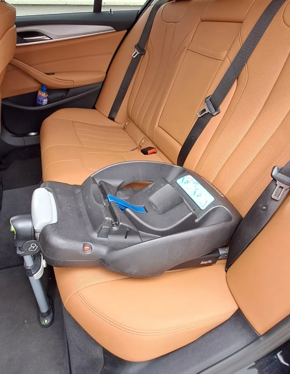 Maxi Cosi Child Car Seat & Cabriofix Base - Image 2