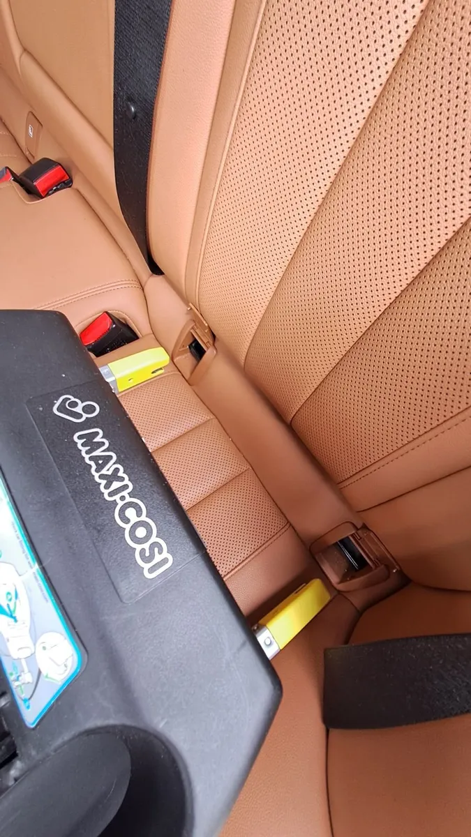 Maxi Cosi Child Car Seat & Cabriofix Base - Image 3