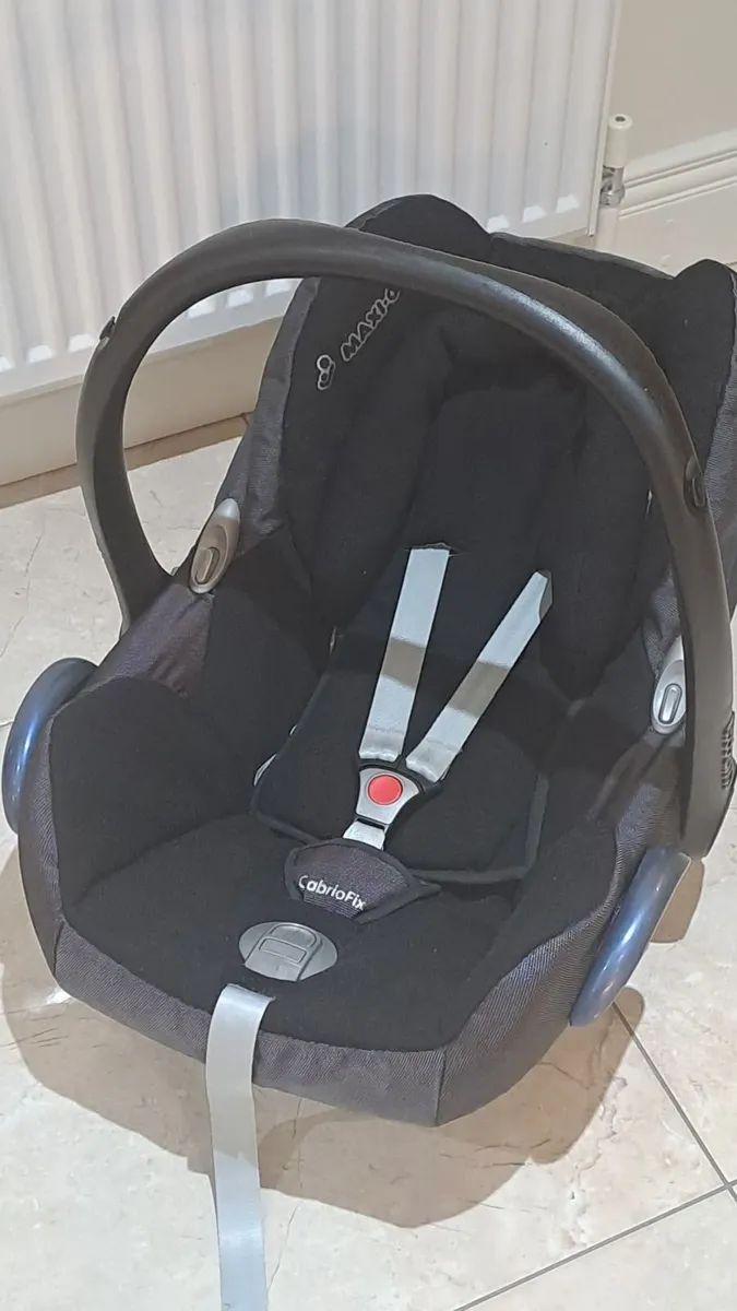 Maxi Cosi Child Car Seat & Cabriofix Base - Image 4