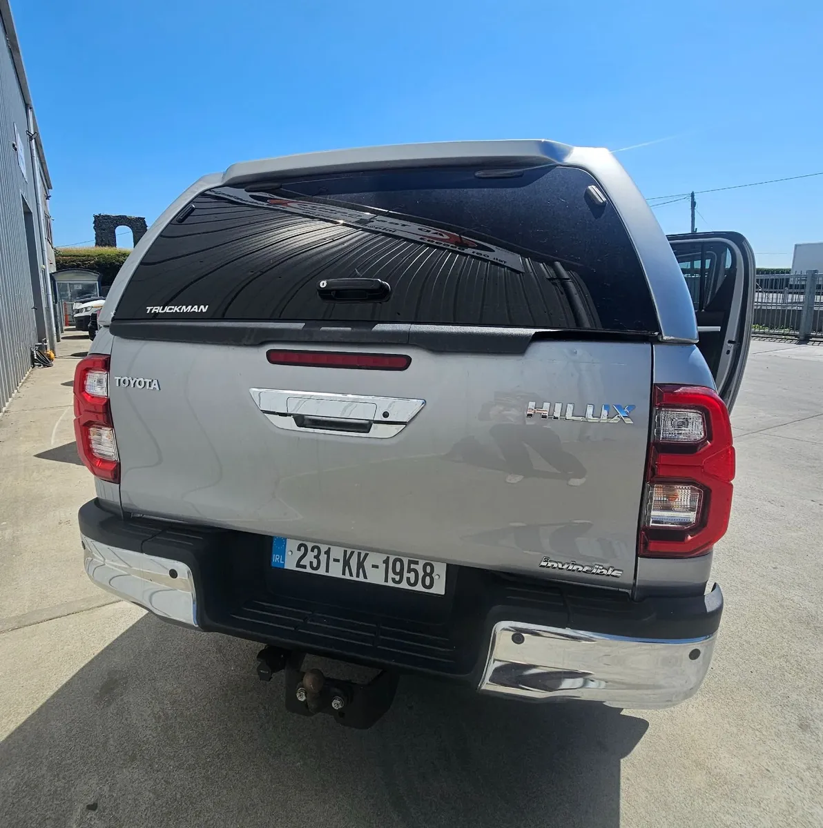 Toyota Hilux Invincible 2023 - Image 4
