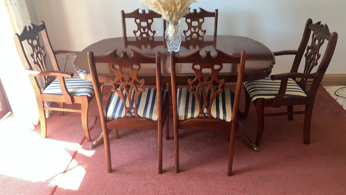 Table and chairs - Image 1
