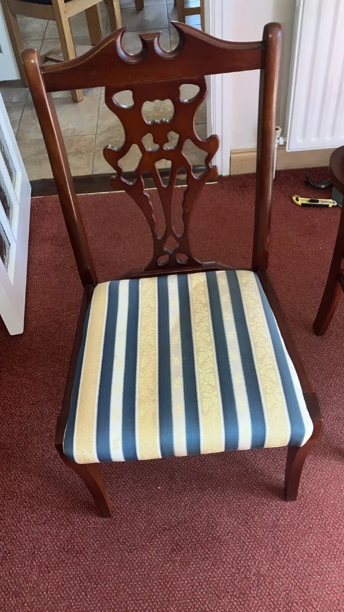 Table and chairs - Image 2