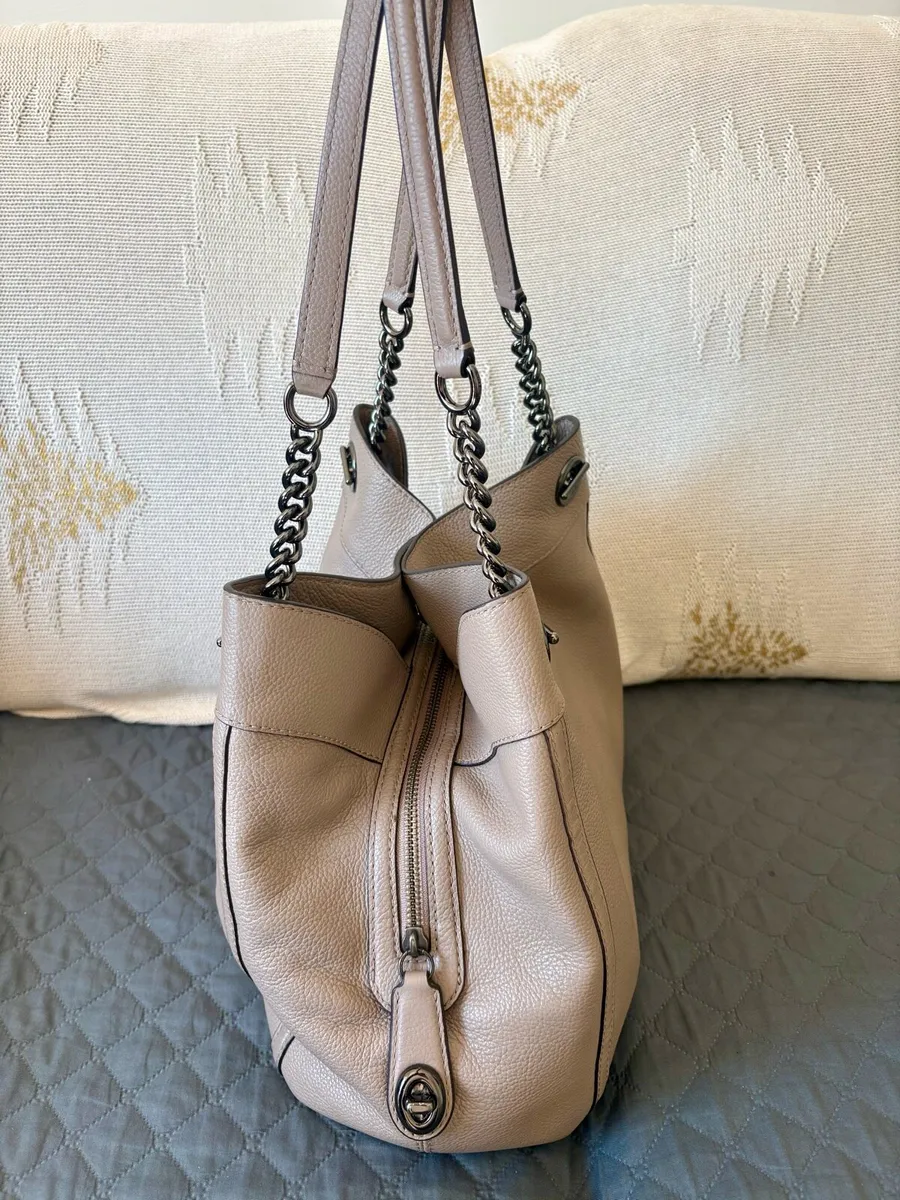 Coach Turnlock Edie 31 Pebbled Leather Bag - Image 4