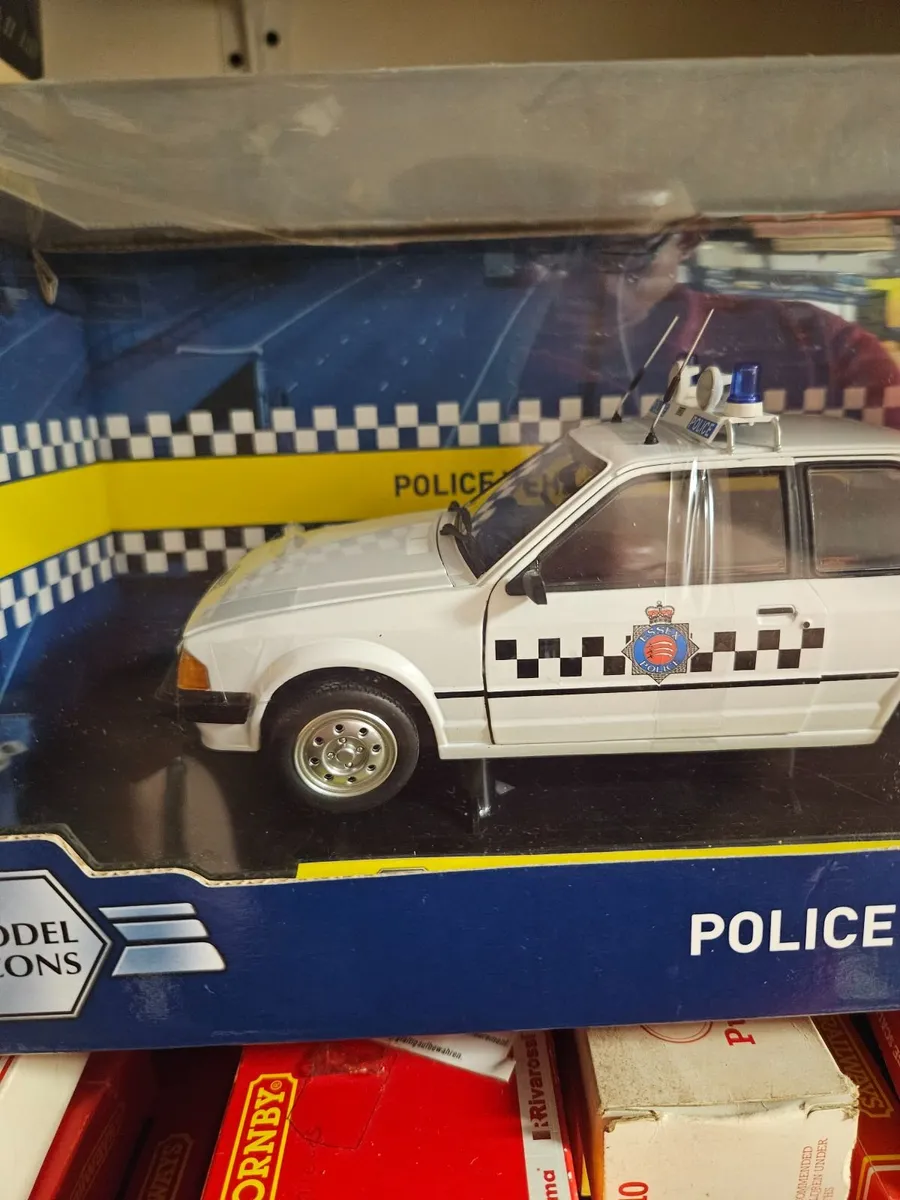 Corgi Model Icons Ford Escort Essex Police 1.18 - Image 2