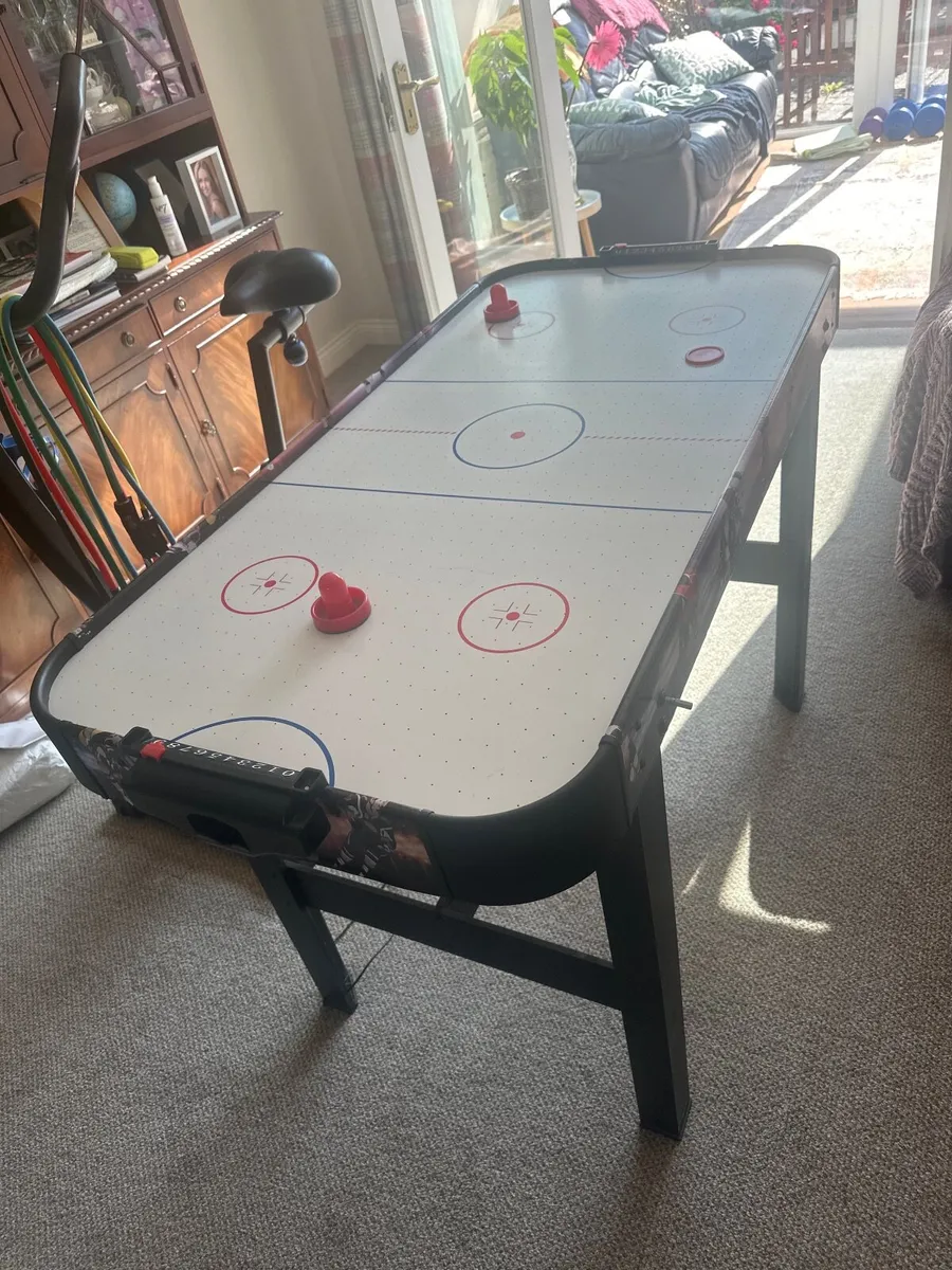 Air hockey table