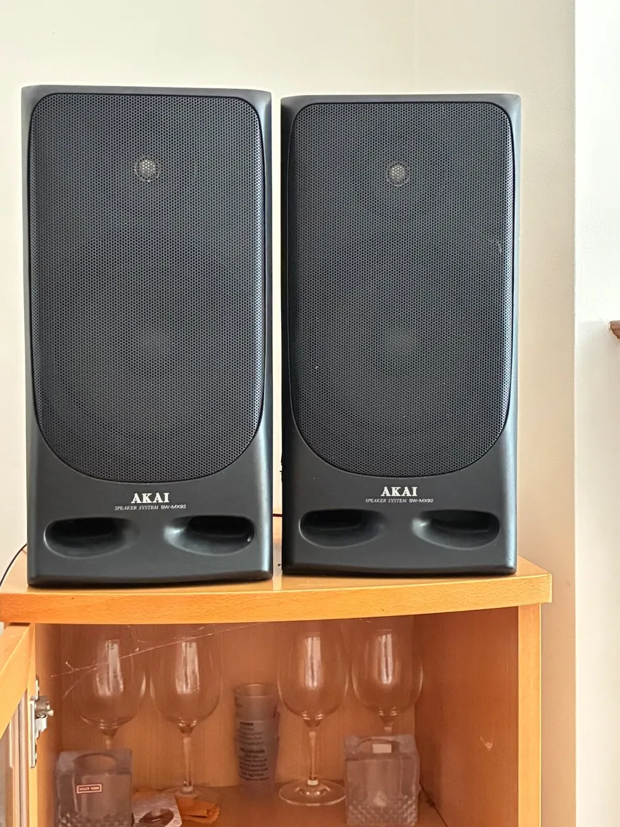 Speakers and cd player - Image 2