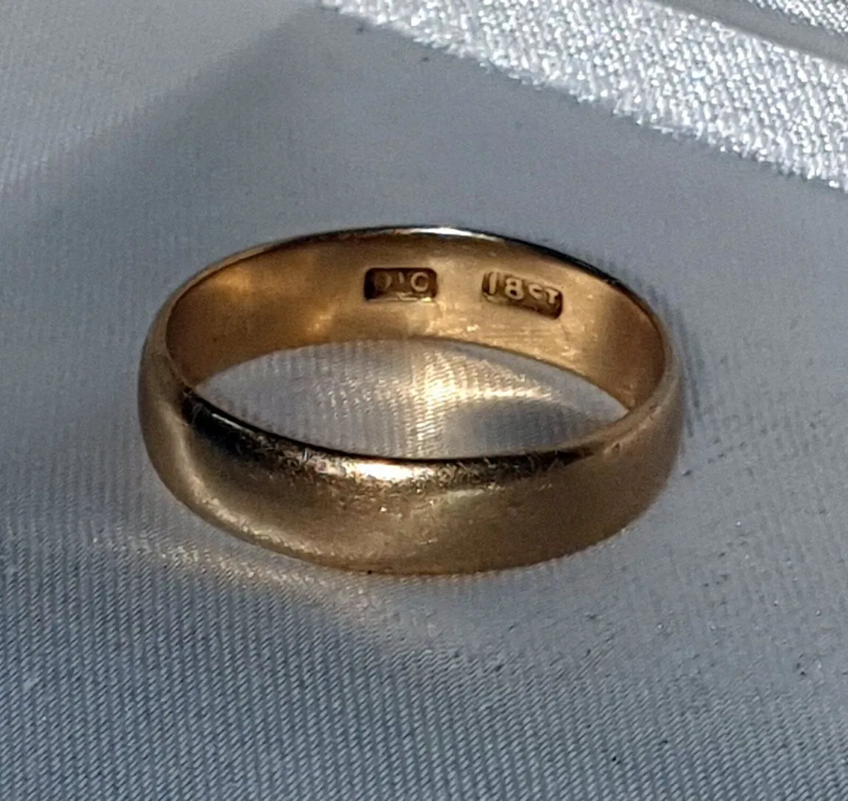 Vintage 18ct Gold Wedding Band / Ring - Image 1