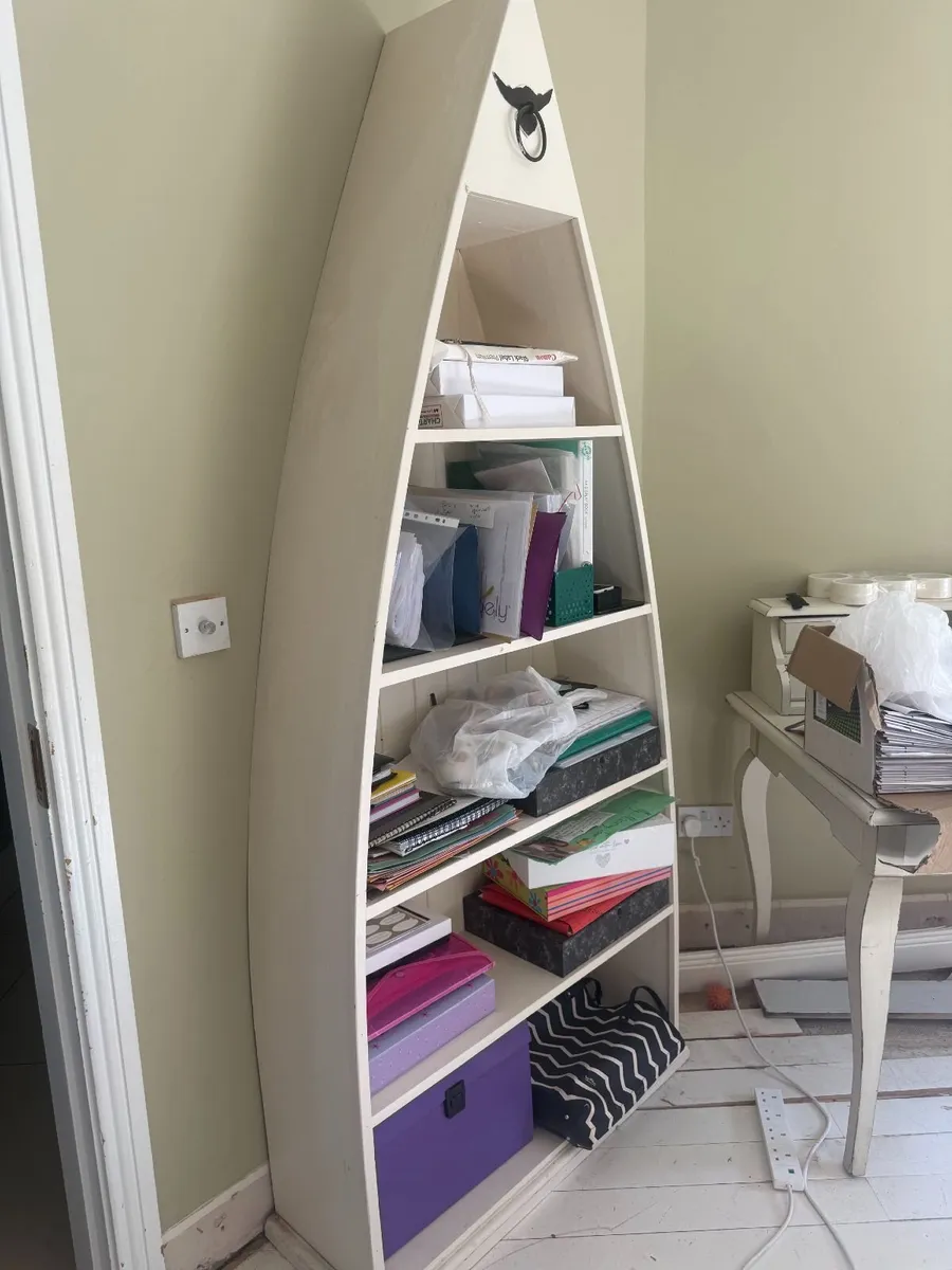 Boat shaped book shelve