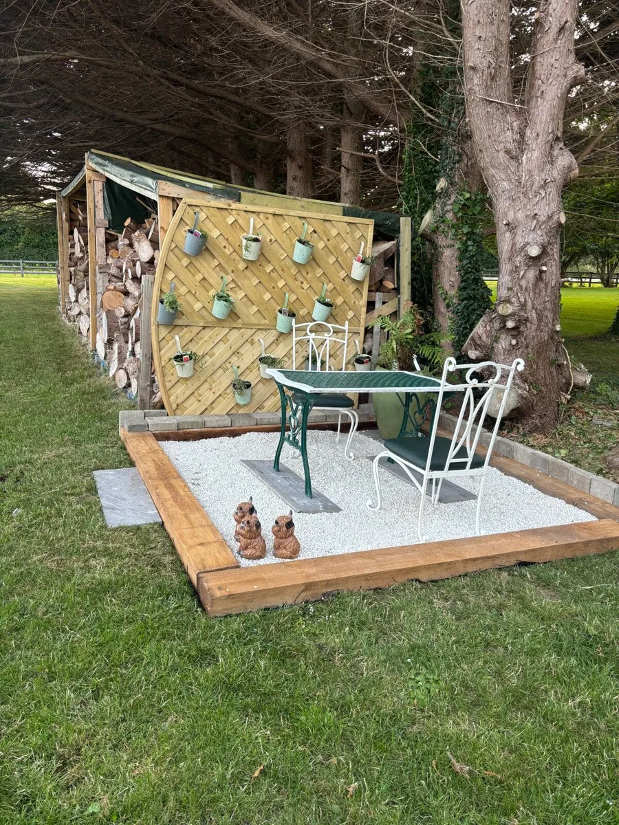 Cast iron garden table and chairs - Image 1
