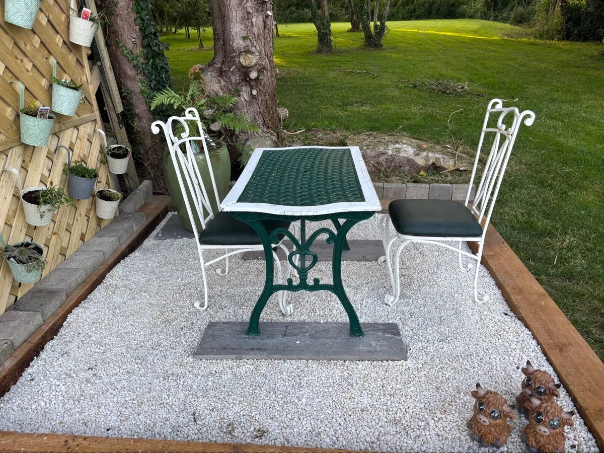 Cast iron garden table and chairs - Image 3