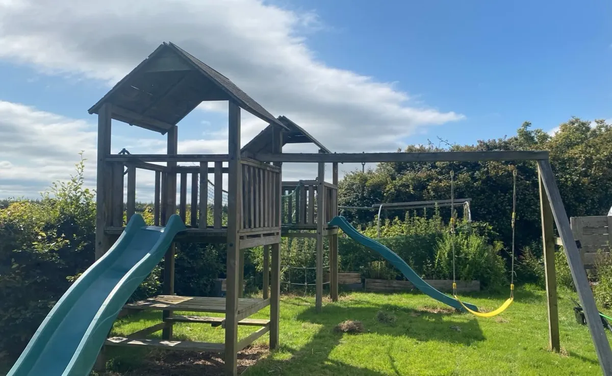 Playhouse slide/swing set - Image 2