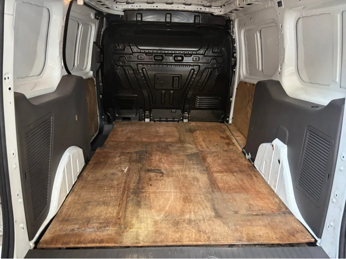 Ford Transit Connect 1.5 lwb 3 seater 6 speed - Image 4