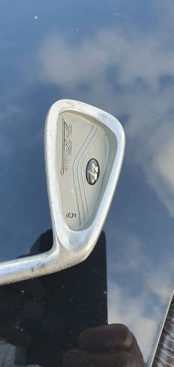 Golf clubs and bag - Image 1